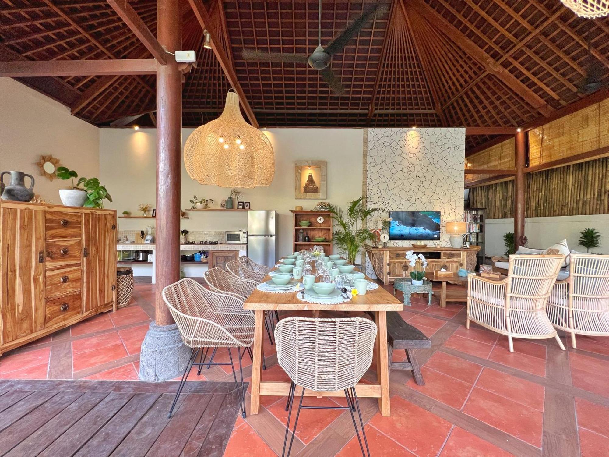 Villa Nicole 5br Paradise, Quiet Area In Oberoi